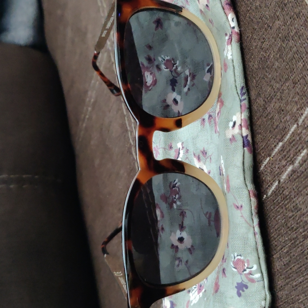 Foster Grant Brown gold and black sunglasses for women